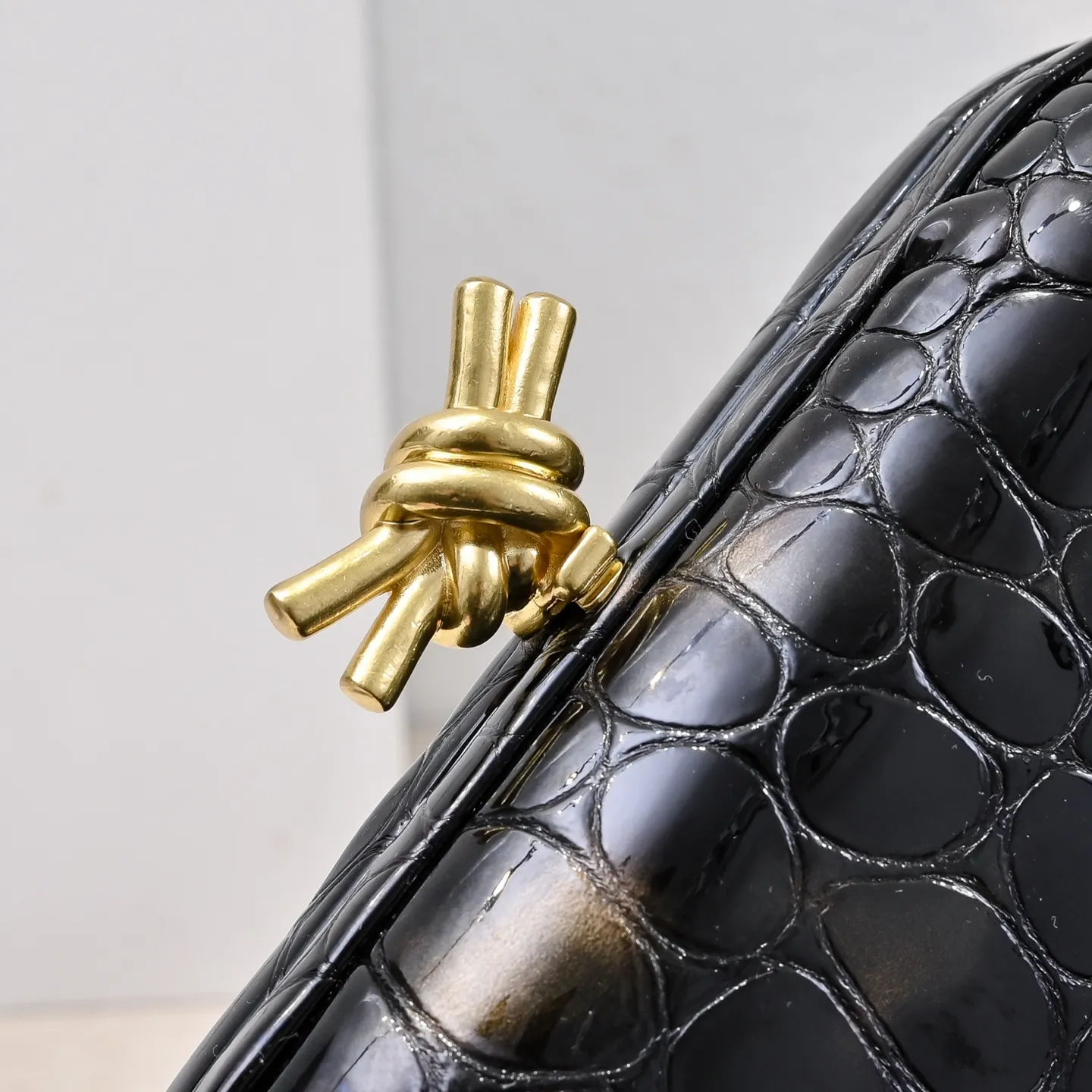 Batch 1560 #BV Knot pearlescent crocodile pattern evening bag series 🐊 Each bag reveals exquisiteness and elegance. It is made of crocodile leather with knot buckle. The leather feels super good and is unforgettable. 🐊 Crocodile pattern is a classic among classics. It looks high-end whenever you take it out ⭐️ The design is small and exquisite, low-key without logo, elegant and generous. Holding it in your hand or hanging it on your wrist will make you look more elegant and charming [Fireworks] Model: 717622 Size: 20x12x5.5